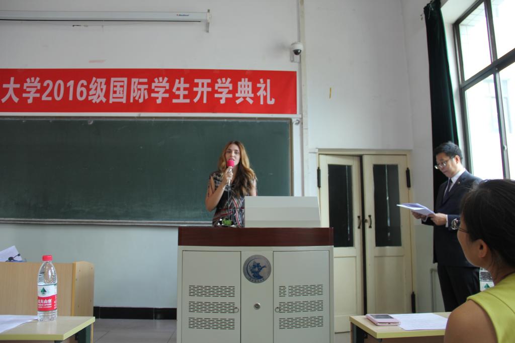 1俄罗斯学生代表莉卡发言