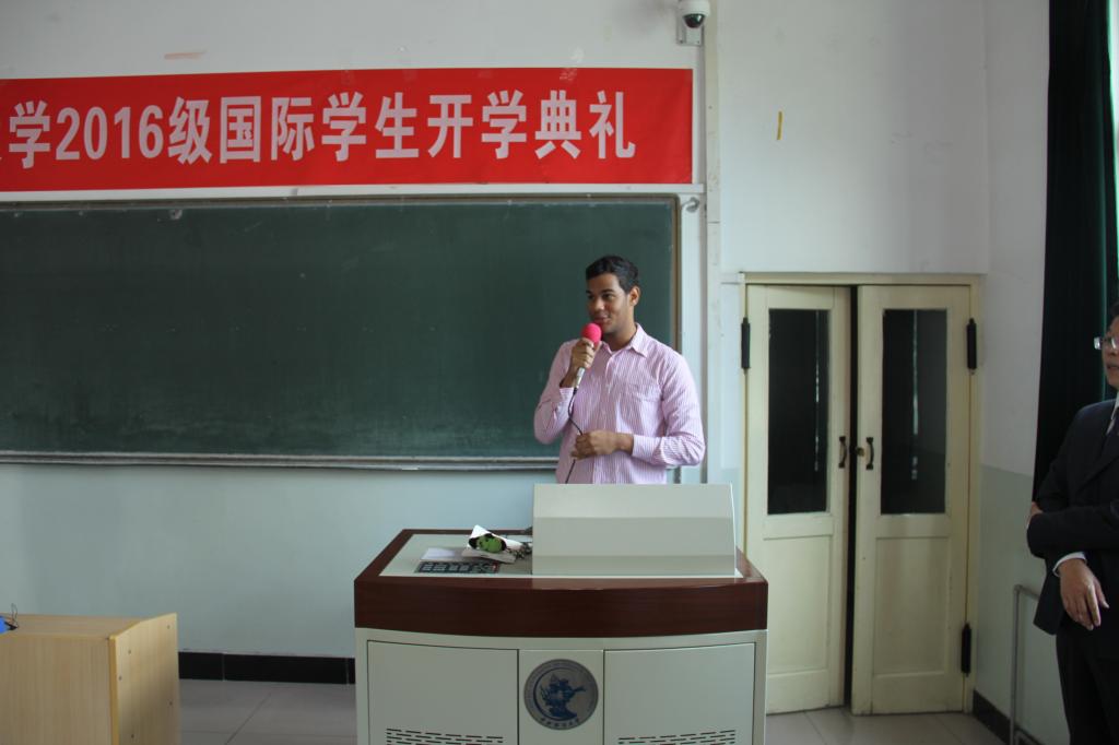 多米尼加共和国学生代表马努尔发言