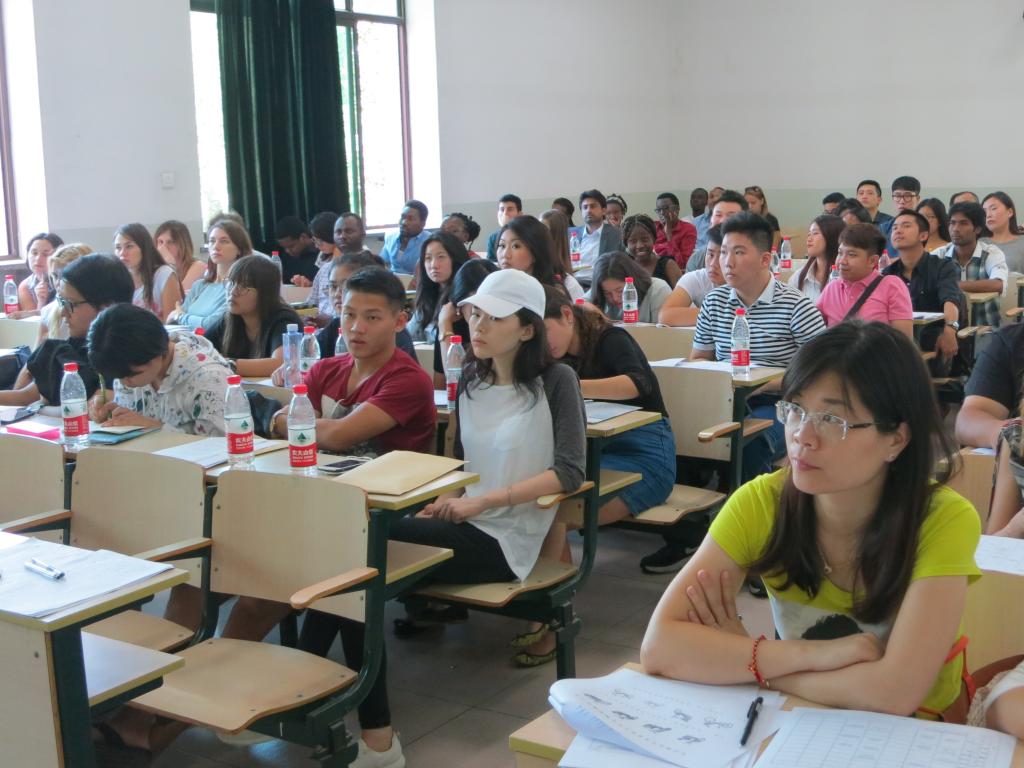 国际学生新生正在聆听发言